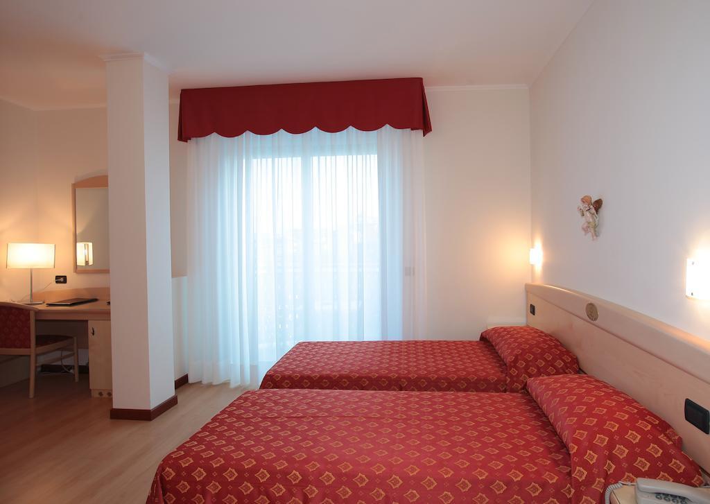 Hotel Helios ลิโดดิเยโซโล ภายนอก รูปภาพ