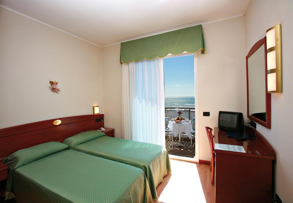 Hotel Helios ลิโดดิเยโซโล ภายนอก รูปภาพ