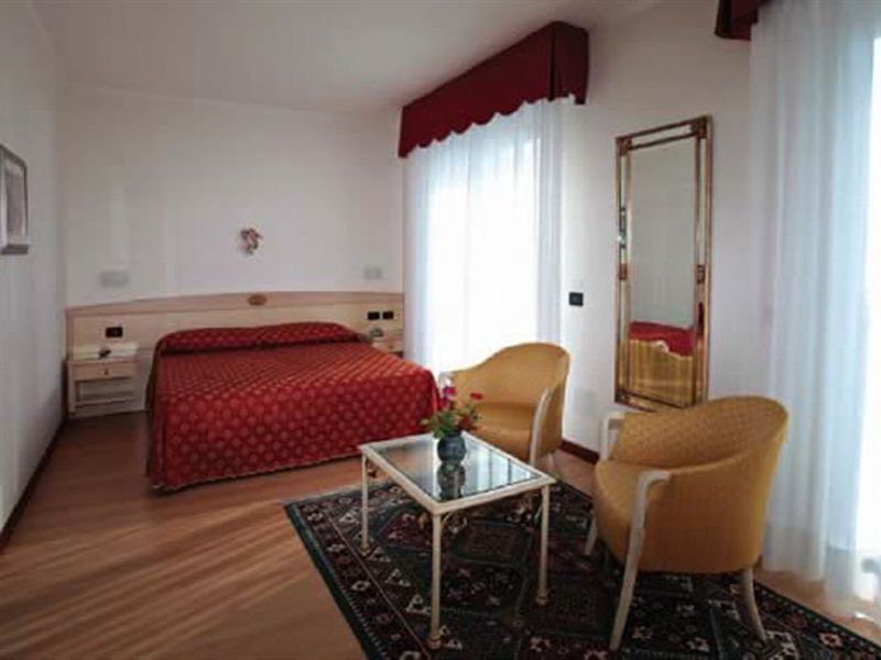 Hotel Helios ลิโดดิเยโซโล ภายนอก รูปภาพ