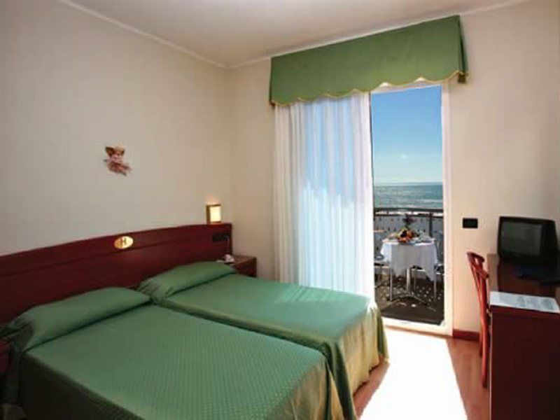 Hotel Helios ลิโดดิเยโซโล ภายนอก รูปภาพ