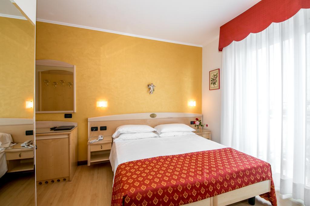 Hotel Helios ลิโดดิเยโซโล ภายนอก รูปภาพ