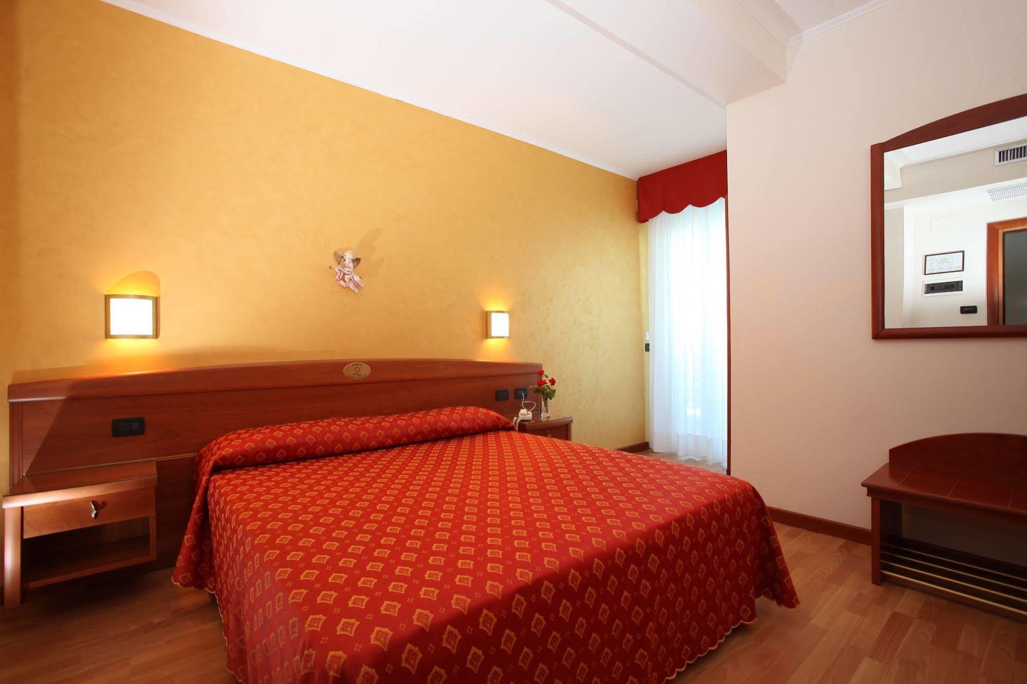 Hotel Helios ลิโดดิเยโซโล ภายนอก รูปภาพ