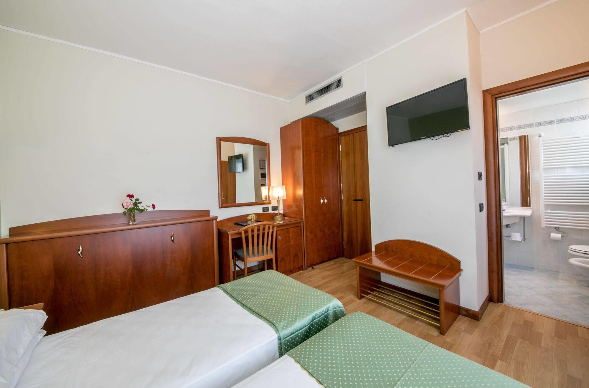 Hotel Helios ลิโดดิเยโซโล ภายนอก รูปภาพ
